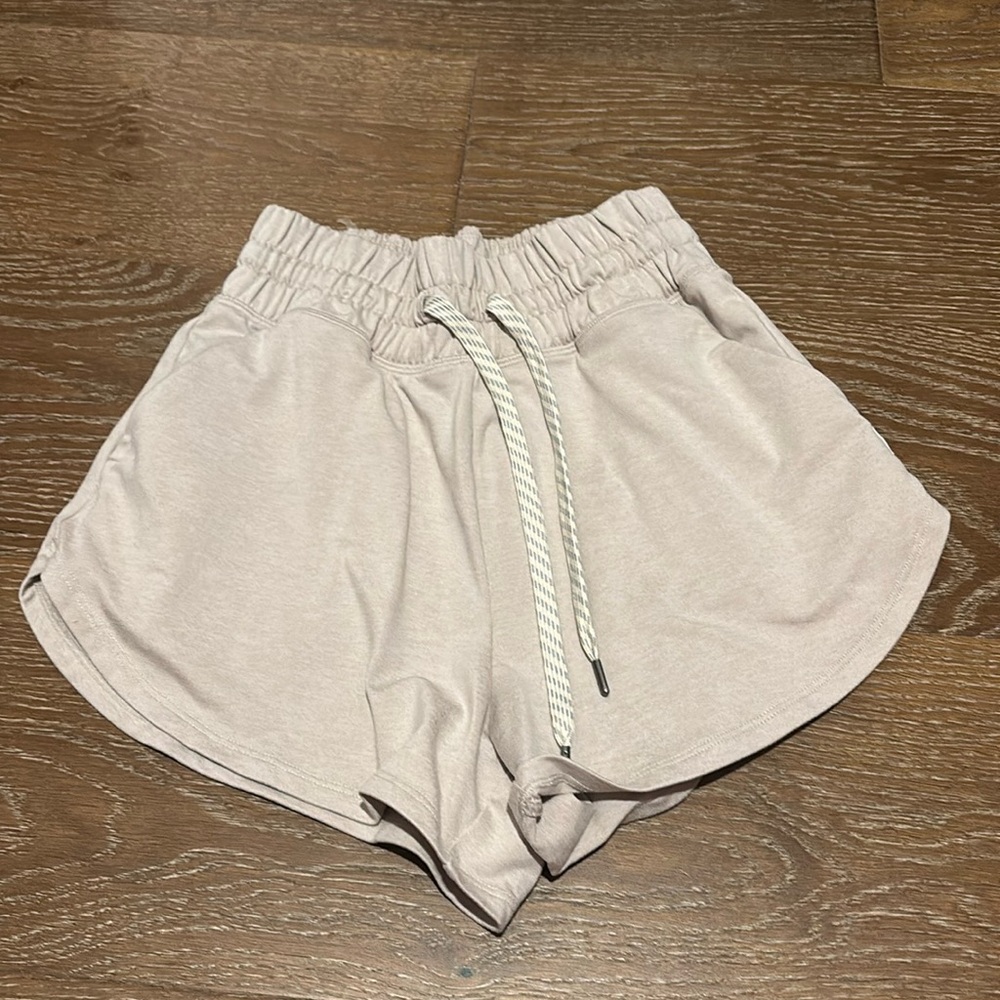 Vuori Women's Cream Shorts - Picture 2 of 5